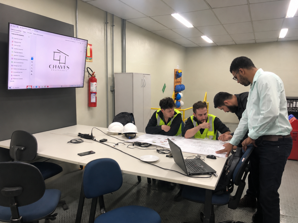 Engenheiro realizando consultoria técnica em obra ou instalação industrial em Manaus